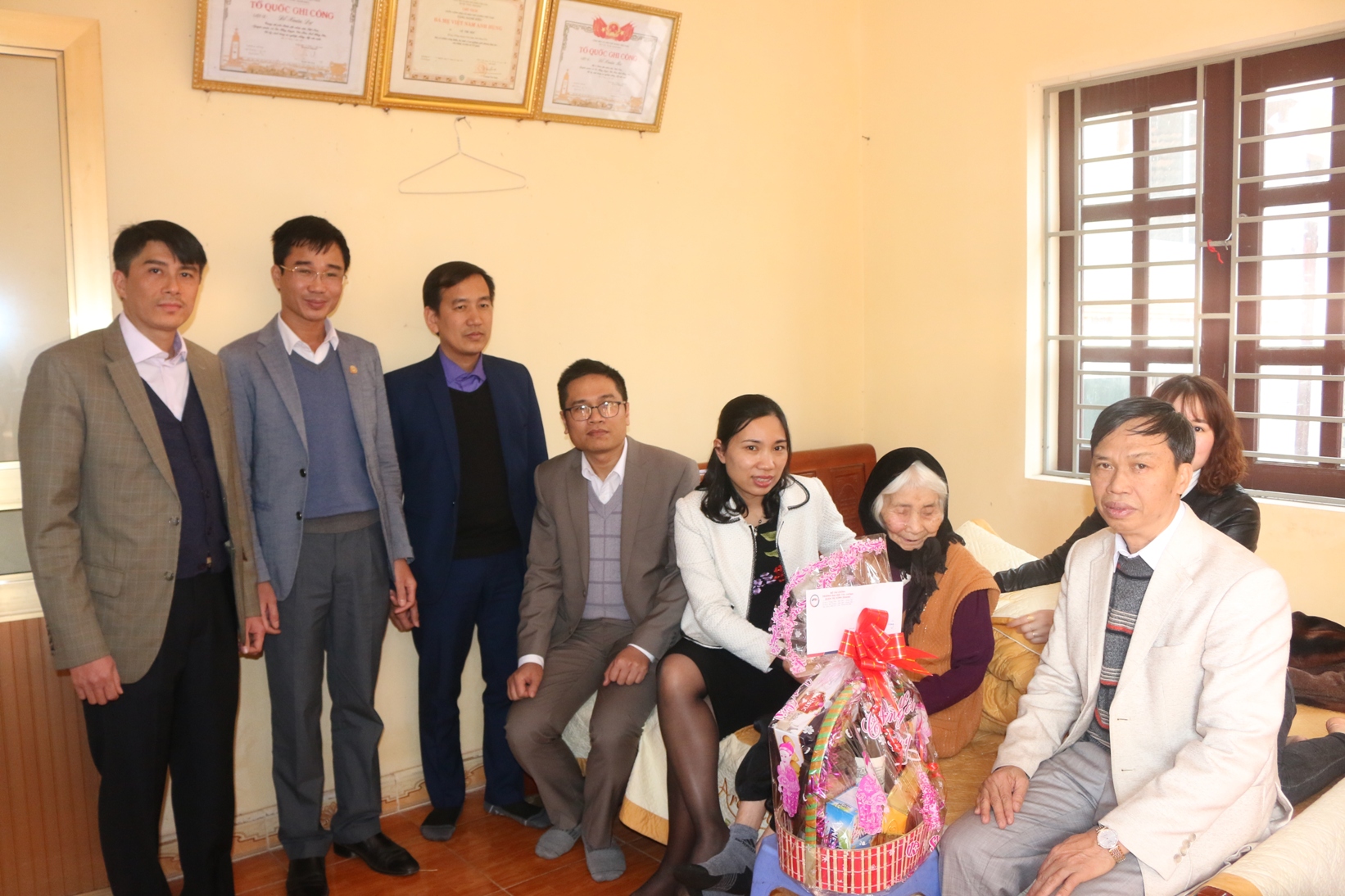 Trường Đại học Tài chính – Quản trị kinh doanh Chúc tết và tặng quà Mẹ Việt Nam anh hùng nhân dịp xuân Mậu Tuất 2018