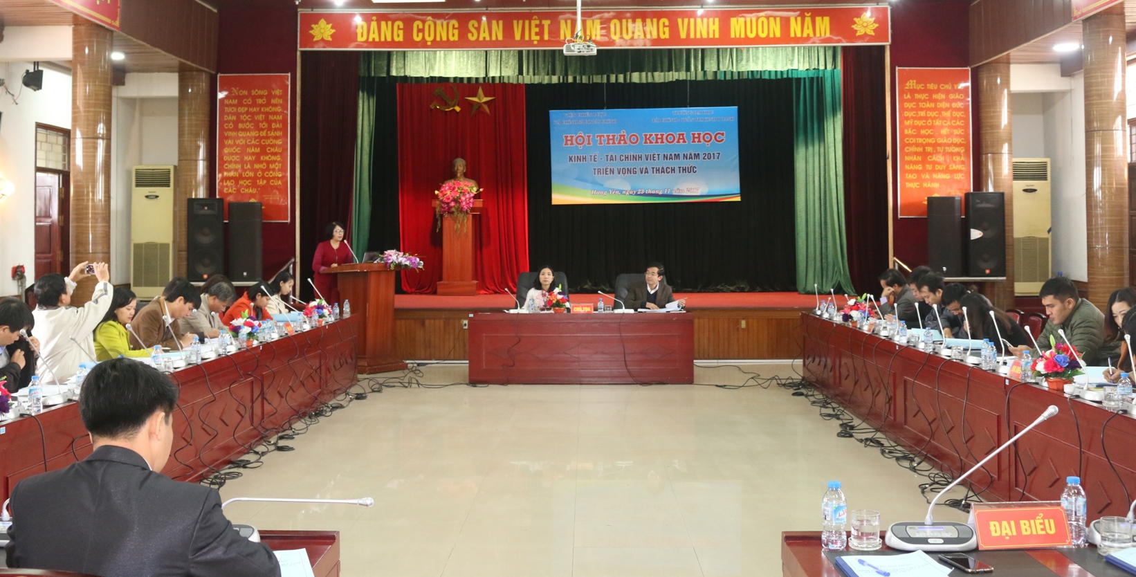 Hội thảo “Kinh tế - tài chính Việt Nam năm 2017: Triển vọng và thách thức”.