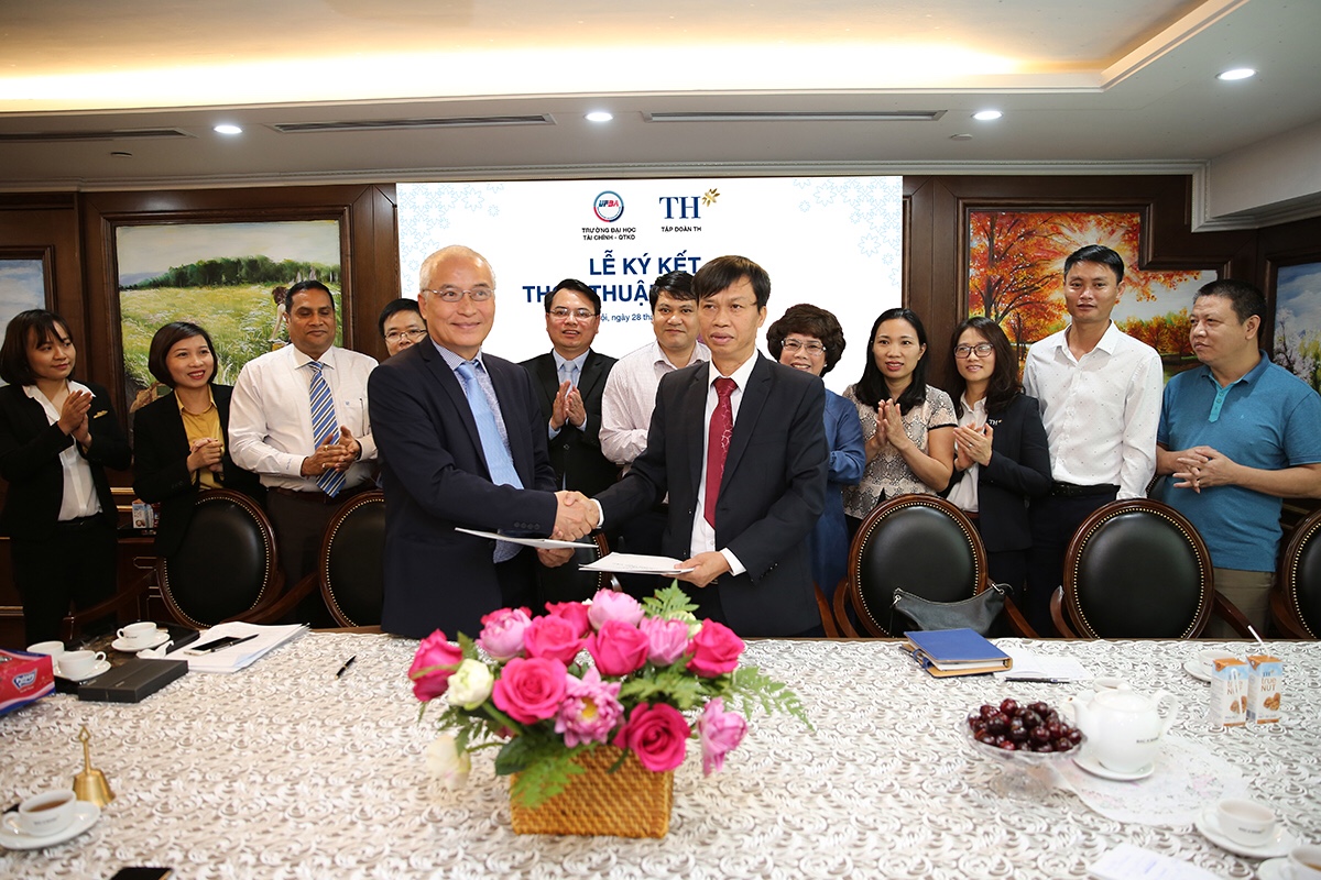 Lễ ký kết thỏa thuận hợp tác giữa trường Đại học Tài chính - Quản trị kinh doanh và tập đoàn TH