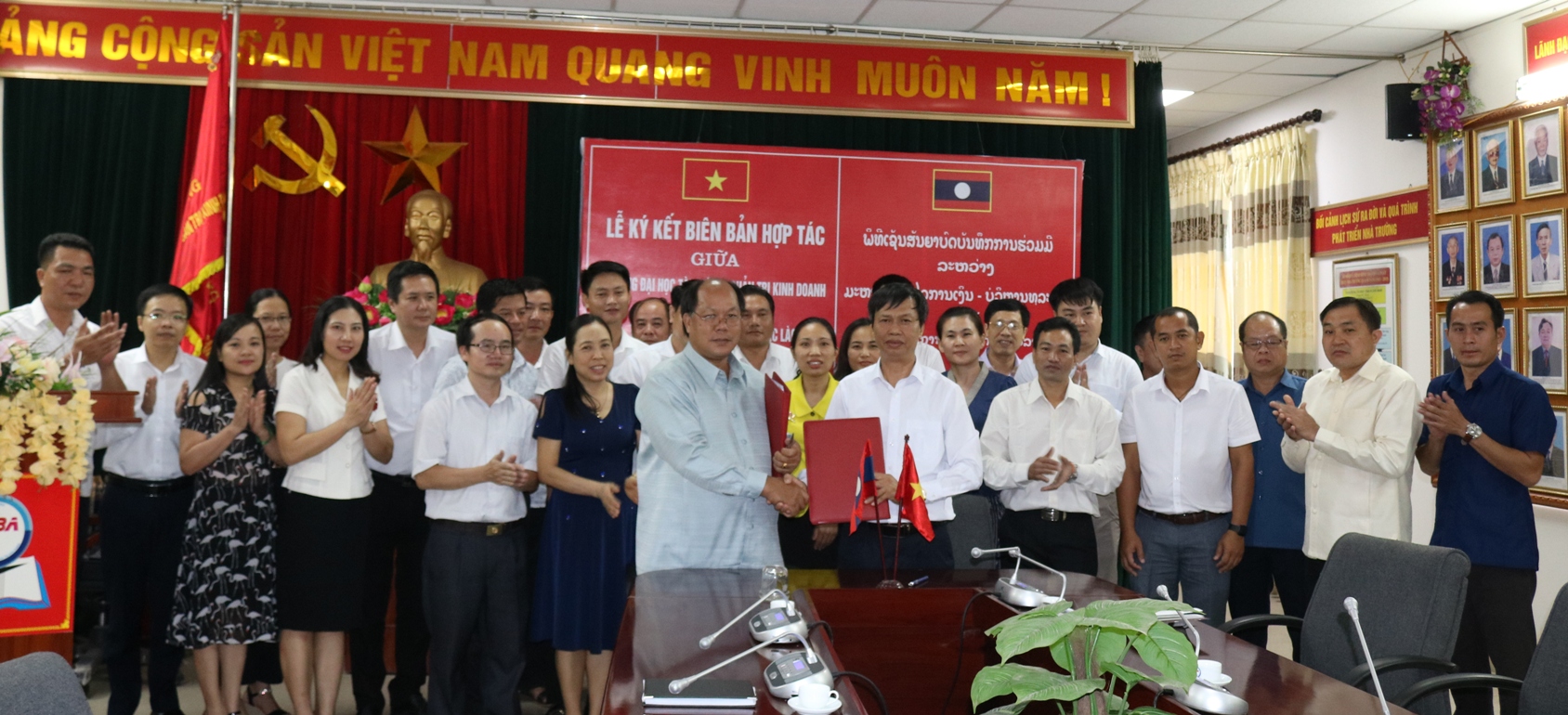Lễ ký biên bản hợp tác giữa trường Đại học Tài chính - Quản trị kinh doanh và trường Cao đẳng Tài chính Bắc Lào