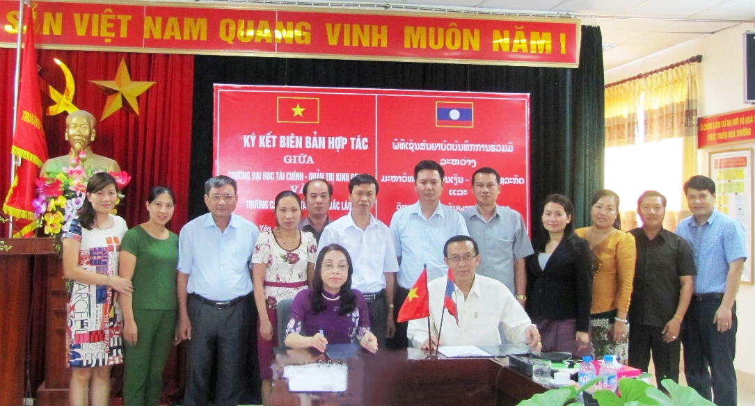 Ký kết biên bản hợp tác với trường Cao đẳng Tài chính Bắc Lào năm học 2016-2017