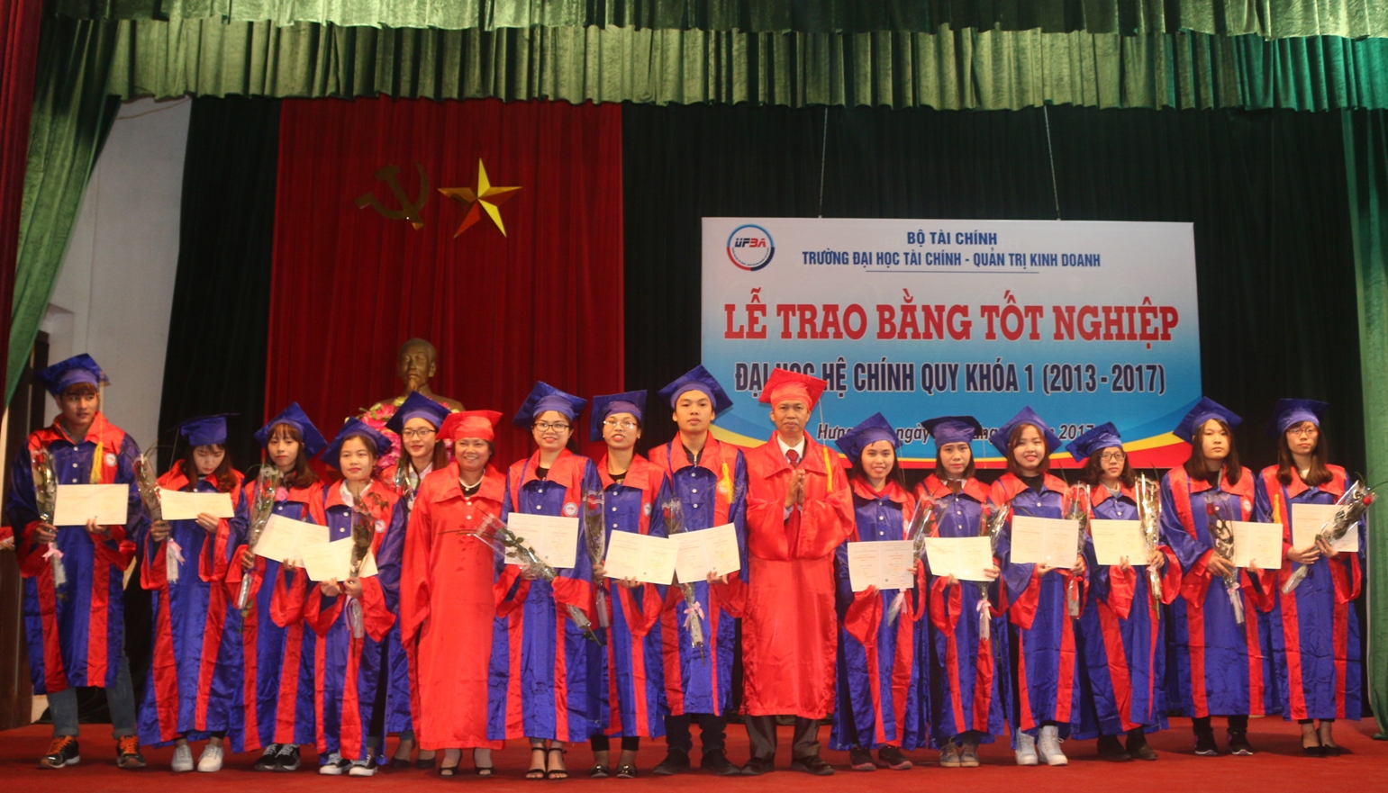 Lễ trao bằng tốt nghiệp cho các sinh viên đại học hệ chính quy Khóa 1 (2013-2017)