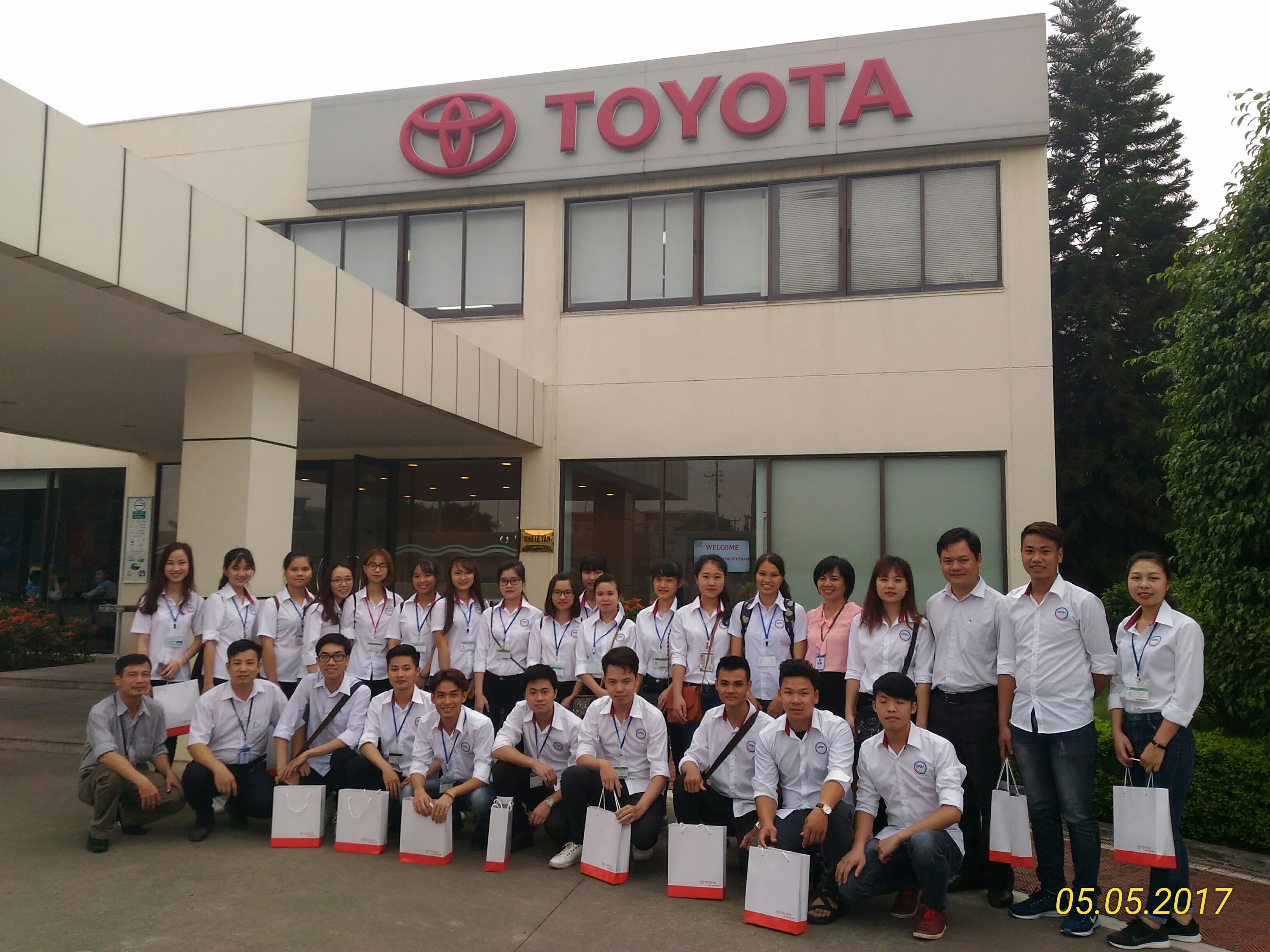 Sinh viên Khoa Quản trị kinh doanh tham quan Nhà máy Toyota Việt Nam