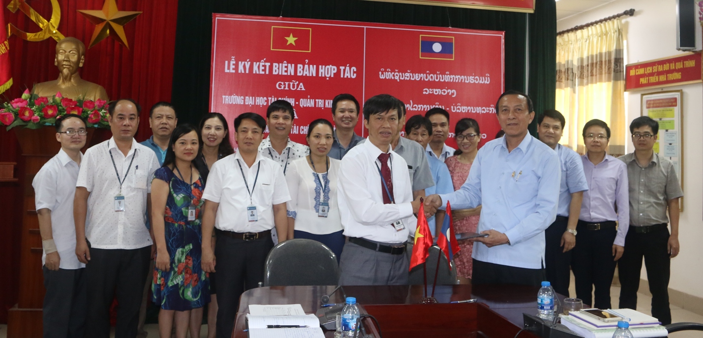 Đoàn cán bộ trường Cao đẳng Tài chính Bắc Lào đến thăm và làm việc với trường Đại học Tài chính - Quản trị kinh doanh