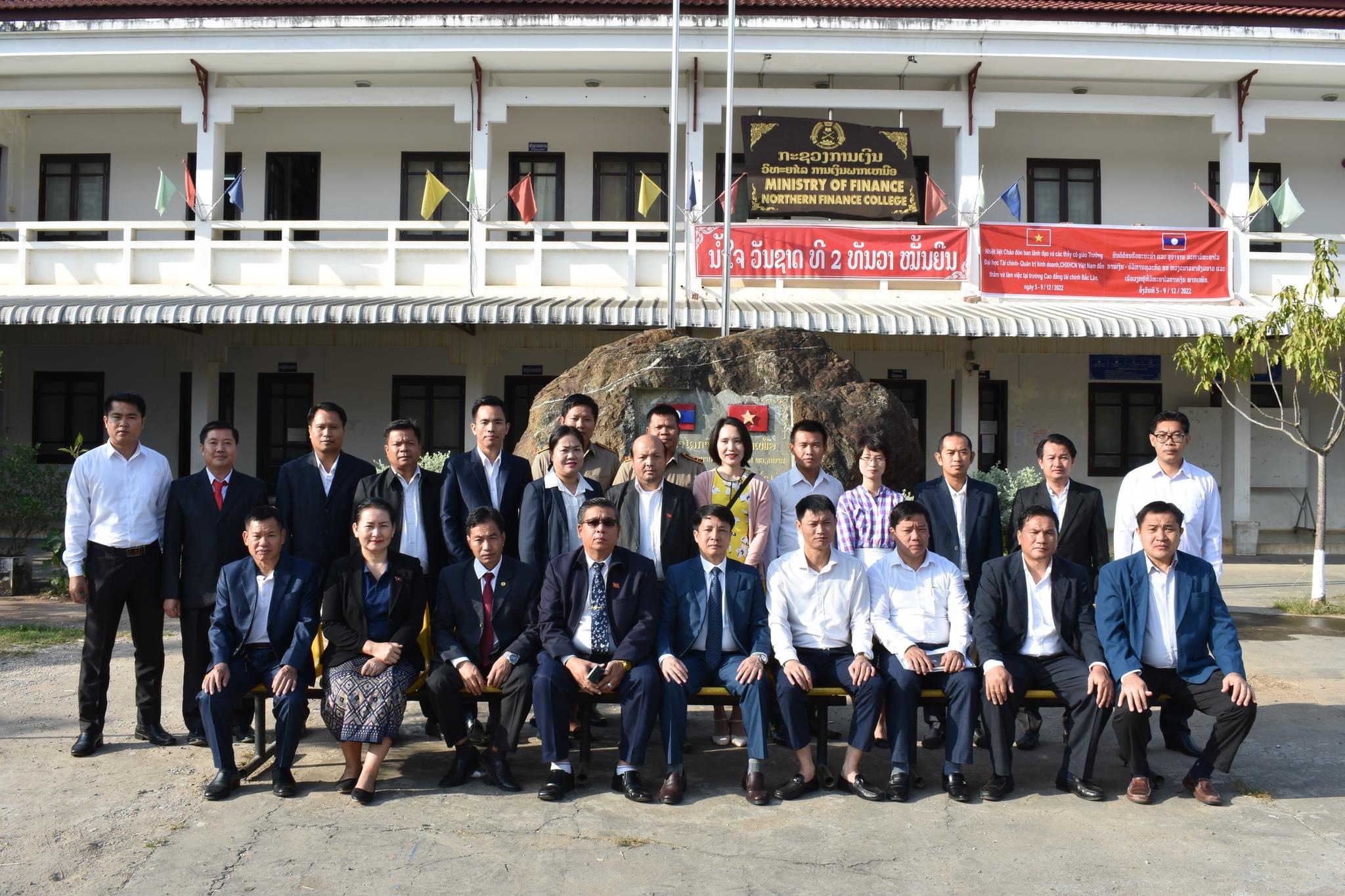 Đoàn công tác của Trường Đại học Tài chính – Quản trị kinh doanh thăm và làm việc tại trường Cao đẳng Tài chính Bắc Lào